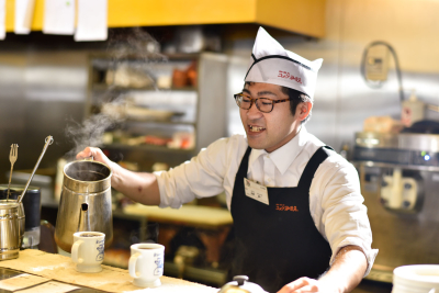 一緒に働くスタッフは20~30代が中心。笑顔の絶えない職場なので、すぐに馴染めますよ♪
