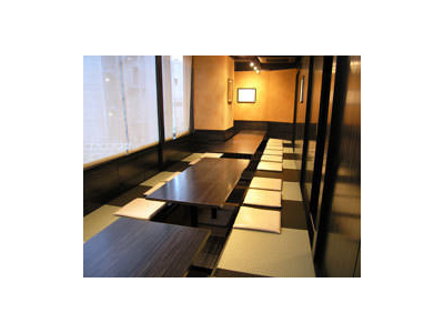 カウンター席のほか、テーブル席、お座敷でゆっくりお食事していただける店内。