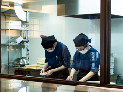 現在は、大学生や主婦が活躍中♪なお、製造スタッフも同時募集しています。気軽にご相談を(^_-)-☆