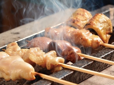 素材は名古屋コーチンを使用し、紀州備長炭で焼き上げます。