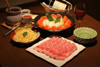 名物『トマトすき焼き』は、ミシュラン一つ星を獲得した一品。メディアでも話題になりました。