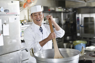 若手もベテランも活躍しています。経験を活かしてより多くのお客様に喜んでいただけるお料理を!