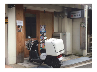 揚げたてのとんかつを宅配バイクで配達。詳しい地理を教えるので土地勘がない人も大丈夫。