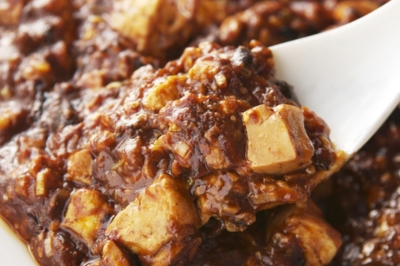 人気メニューは、黒の麻婆豆腐!上海料理を基本に100種類以上の料理をご用意しています。