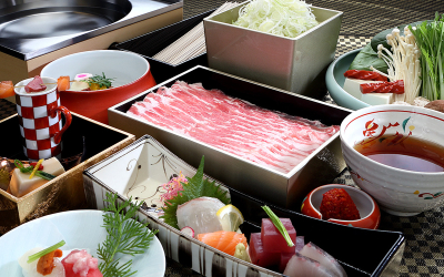 薄切りの豚肉を特製の和風つゆなどで召し上がっていただく「つゆしゃぶ」を提供しています。