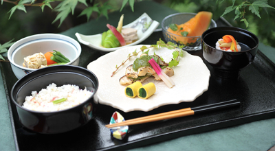 将来はキッチン全体を取り仕切る料理長をめざすことができます