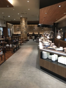 守口市のショッピングモールの中にある、オシャレで広々とした店舗です。