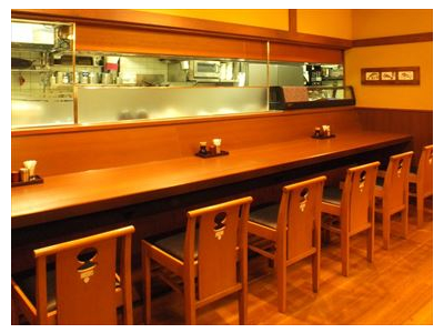 店内は、和風。カウンター席や、お座敷、個室があり、また団体のお客様もお迎えします。