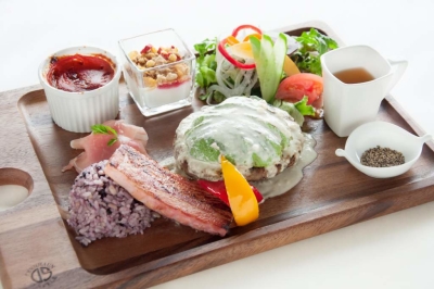 レストランでは、自慢のパンを使った料理が味わえます
