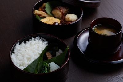 ジャンルにこだわらず、地元の食材をふんだんに使ったコースメインの料理を提供していきます。