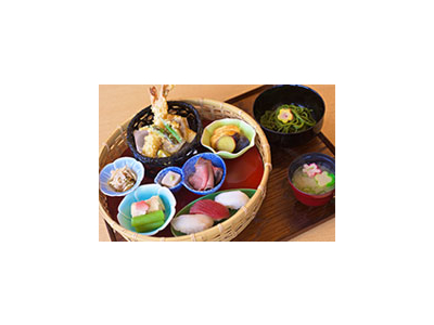 京焼・清水焼専門店として、国内随一の品揃えを誇る当社ではうつわの選び方も学べます