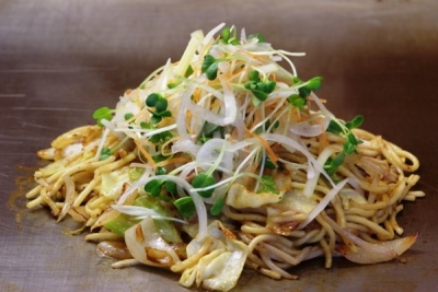 コシのあるオリジナル極太生麺の焼きそばも人気です!
