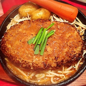 手ごねで造り、ふっくらとジューシーな味わいの本格ハンバーグも提供。