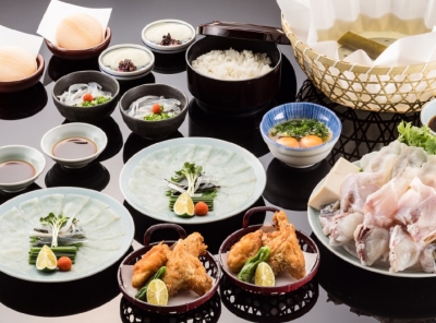 薄造りや唐揚げなど、ふぐ料理のコースをご提供。