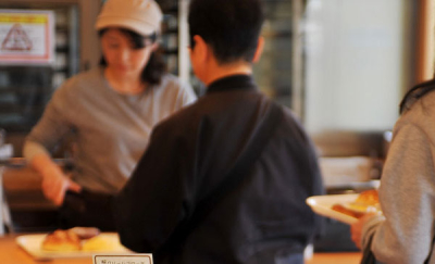 店舗では成形して焼成するだけでOK!パンのレシピもご用意しています!