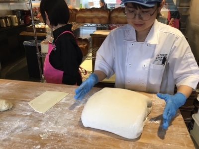 オールスクラッチ製法で、多彩な製パン技術を身につけることができます。