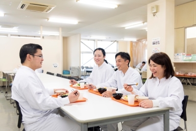 社員食堂での一コマ。仕事の話や雑談などでリラックスします。