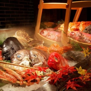 銘柄地鶏や京野菜、大間産の本マグロなど、全国各地から厳選した素材を使っています。