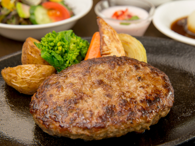人気メニューの葉山牛入りハンバーグステーキ。地元・三浦半島と葉山の食材をつかったメニューです。