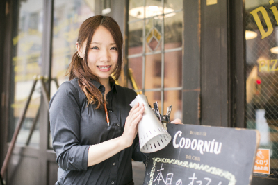 毎日スタッフが笑顔でお出迎え。お客様との距離が近い接客で常連様も大勢います。