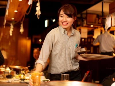 居酒屋をメインに、鉄板焼、しゃぶしゃぶ、8月には中華酒場など名古屋市を基盤に10店舗の飲食店を運営。