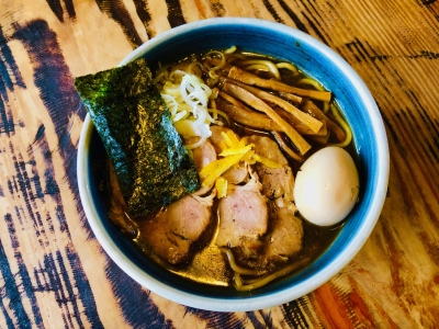 「中華そば 蛍」オススメの味玉焼豚そば。太めの麺に絡む濃厚な魚介のスープが人気の逸品です。