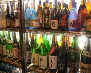 全国各地より、厳選して仕入れたお酒が並ぶ店内。自然と知識が身に付きます