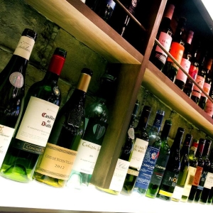 気軽に楽しめるがぶ飲みワインを、390円~ご提供!店内にずらりと並ぶワインたち。