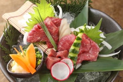 <焼酎ダイニング>九州のうまいもんがぎっしり詰まった料理を提供します。