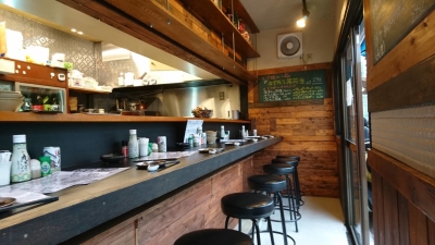 社長自ら内装を手掛けたカウンター8席テーブル8席の小型店舖。