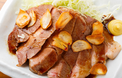 低温調理のやわらかな豚肉を、秘伝の特製ソースで味わう大人気メニューの「ヨカトン」