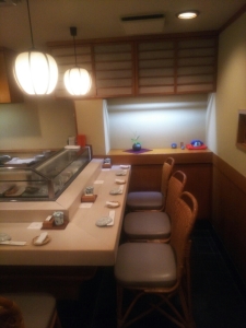 店内は落ち着いた雰囲気。30代~50代を中心とした常連のお客さまがお見えになります。