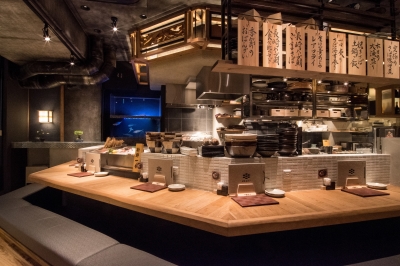 オープンキッチンの店内は、ジャズが流れるおしゃれな雰囲気です。