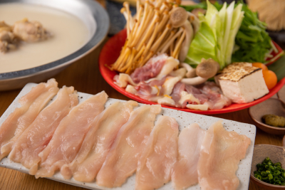 こだわって仕入れている鶏肉は宮崎県産の「黒岩土鶏」。化学抗生物質&配合飼料不使用で飼育されています◎