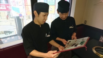 新人の方は先輩と一緒にメニューを覚えることから始めます