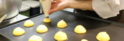 自慢のスイーツは、店内の工房でひとつひとつ丁寧に手作りしています。