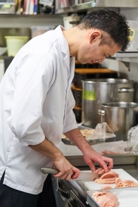 食材の目利きや知識も学べます。