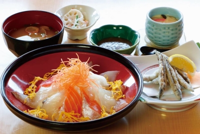 生け簀の新鮮な魚介を使った海鮮丼や刺身のランチ定食や、宴会メニューが自慢です。