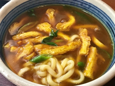 和風だしのきいたカレーうどん。トッピングも選べ、お客様好みで楽しんでお召し上いただけます。