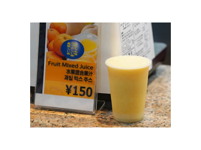 みかんの酸味と黄桃の甘みが絶妙な、ミックスジュース。