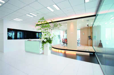 本社エントランス。制作会社や芸能プロダクションをグループ会社に持つ本社はとても綺麗です。