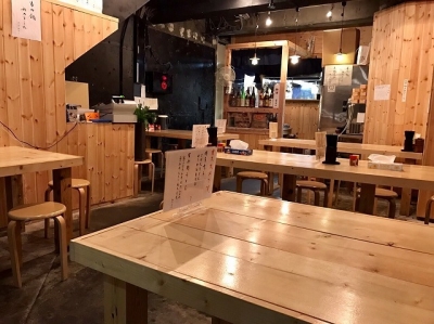昼はうどんでランチを、夜はおつまみで居酒屋使いと2つの顔を持つお店です。