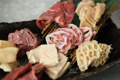 人気のホルモン。常時40種類以上の新鮮ホルモンの品揃えは日本最大級!