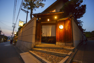 老舗旅館や有名店などがある祇園八坂通りに立地。