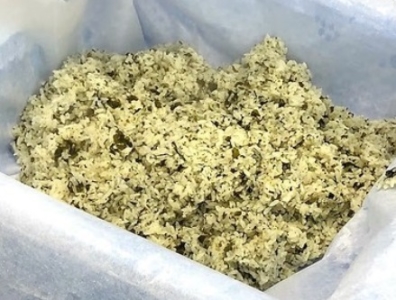 子どもたちが大好きな「ごはん製造部門」では、炊飯、盛付、洗浄と、工程ごとに配属が分かれています。