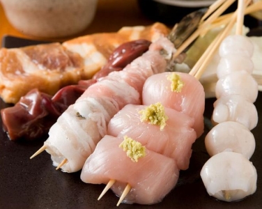 「あほう鳥」では、焼き鳥のほか「馬刺」「もつ鍋」「旬の刺身」と、九州各地の旨いモンが勢ぞろい!
