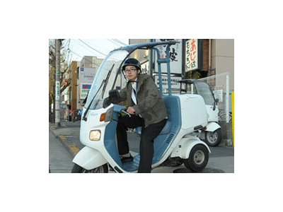 揚げたてのとんかつを宅配バイクで配達。詳しい地理を教えるので土地勘がない人も大丈夫。