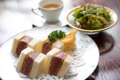 ランチでは、銀座に志かわ生食パンとフィレ肉のカツサンド等を提供しています