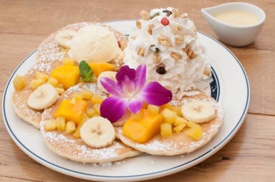 ディナータイムは、オリジナルカクテルなどのアルコールとともに、ローカルハワイの味が楽しめます
