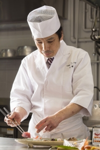 料理長は、料亭やホテルなどいろいろな現場で経験を積んだベテラン。